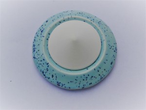 Geursteen licht blauw glanzend, met spikkel.